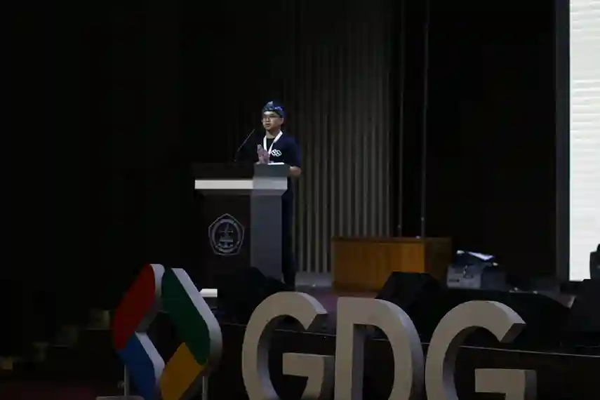 Hadian Rahmat giving a talk at GDG Bandung event