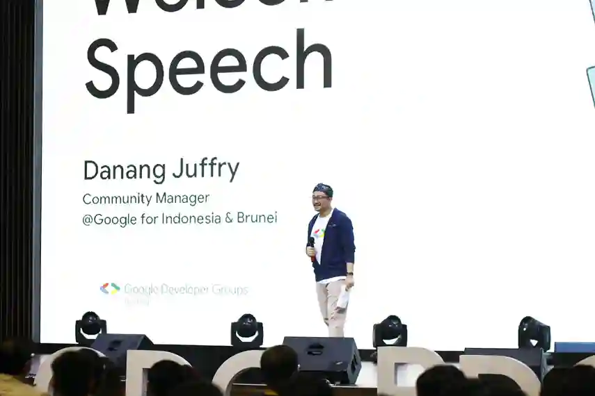Danang Juffry giving a talk at GDG Bandung event